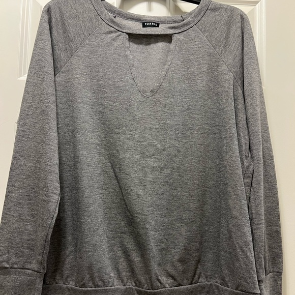 NWOT Torrid cut out v lightweight gray sweatshirt. Size 0. - Picture 1 of 9
